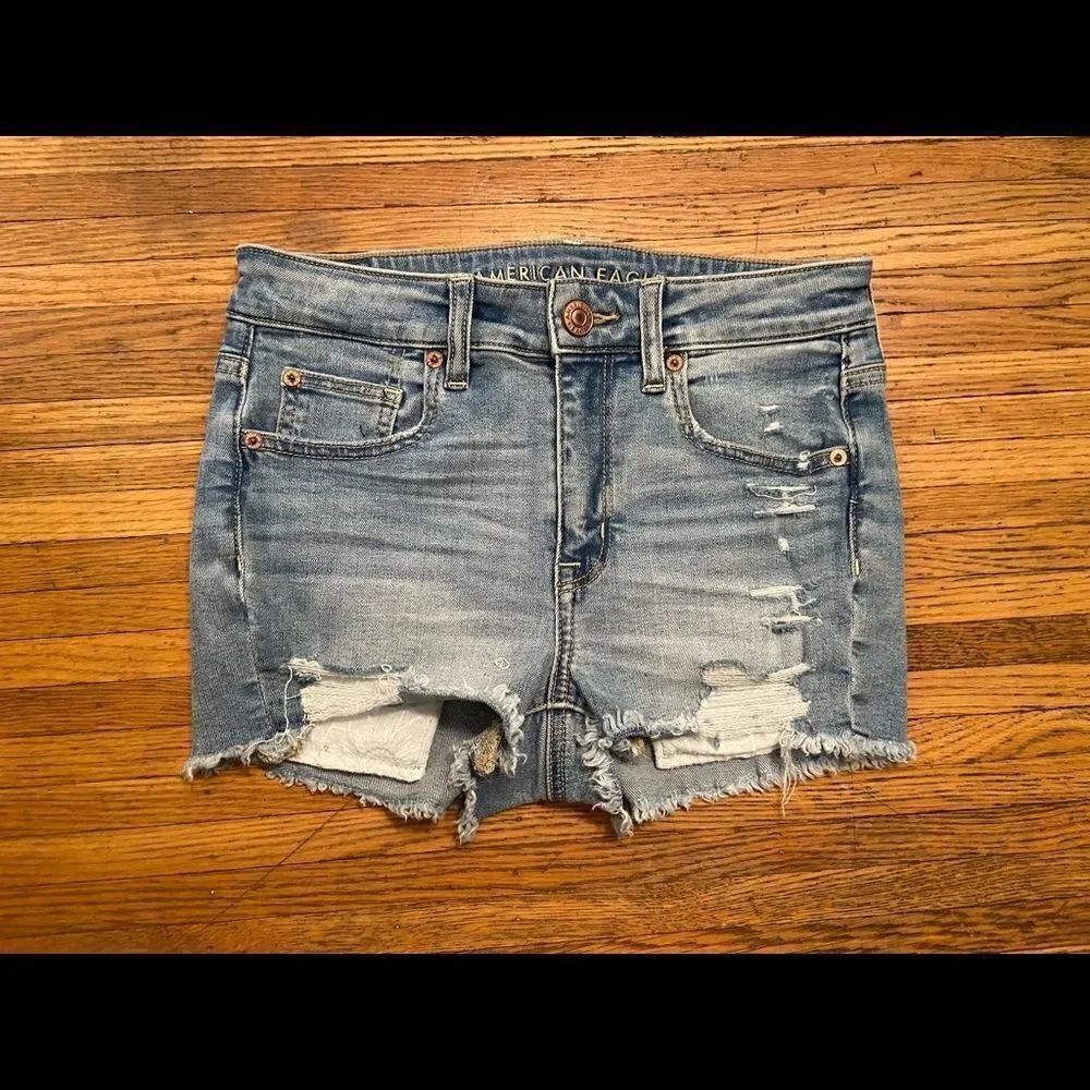 American Eagle lightwash ripped denim shorts